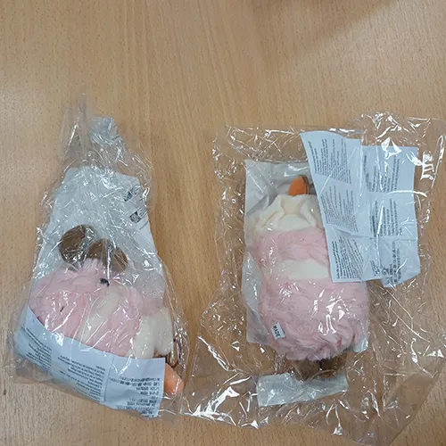 Keyring with a soft toy in the shape of a birthday cake with plastic eyes and a golden metal clasp. Product sold online, in particular via TikTok.