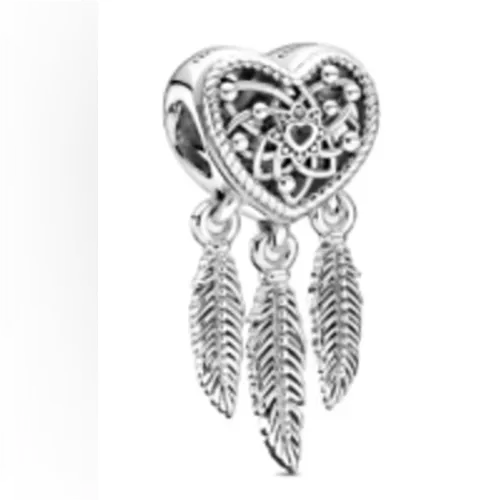 Heart-shaped bracelet charm with feathers. Product sold online, in particular via AliExpress.