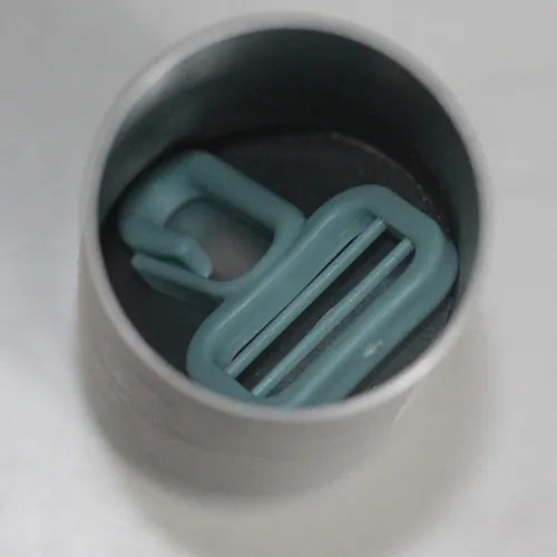 Toy water gun and backpack with a plastic water container shaped like a round giraffe. It has a hole at the top and a screw connector at the bottom. Product sold online, in particular via Alibaba and Frugoo.