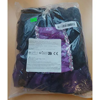 Black and purple witch’s dress with glitter on the bust, with a black witch’s hat decorated with a purple lace ribbon. Product sold online, in particular via TEMU.
