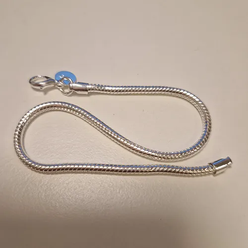 Silver coloured chain bracelet with lock. Product sold online, in particular via AliExpress.