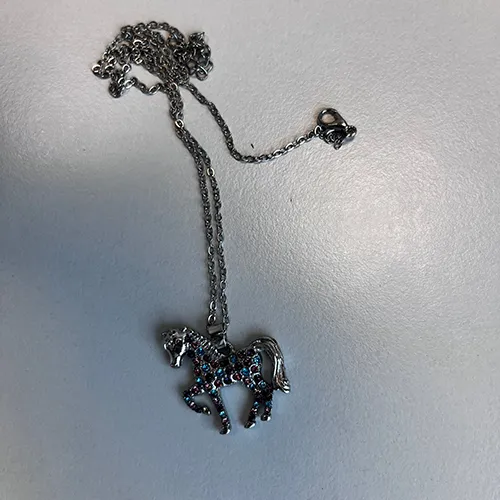 Necklace with a horse pendant and coloured stones. Product sold online, in particular via www.lightinthebox.com