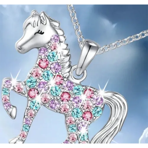 Necklace with a horse pendant and coloured stones. Product sold online, in particular via www.lightinthebox.com