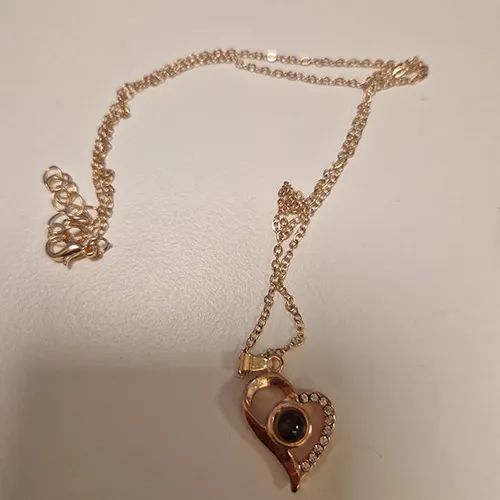 Heart-shaped necklace. Product sold online, in particular via www.accessoirer.no