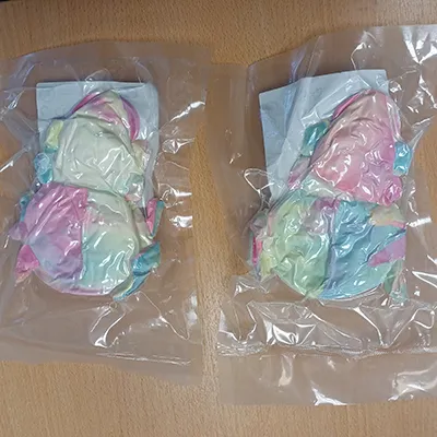 Soft toy in the form of an axolotl, with black plastic eyes. Product sold online, in particular via TikTok.