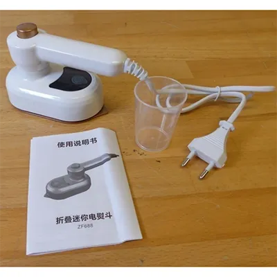 Mini electric iron. Product sold online, in particular via AliExpress (Product identifier: 1005008618773935).