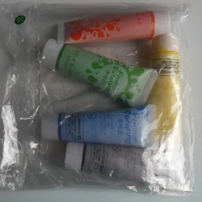 Set of finger paint tubes in five different colours: white, black, red, green and yellow. Product sold online, in particular via SHEIN.