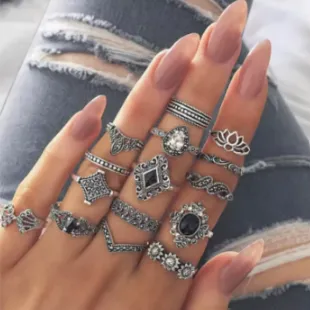 Set of 15 silver - coloured rings with different decorations. Product sold online, in particular via AliExpress.