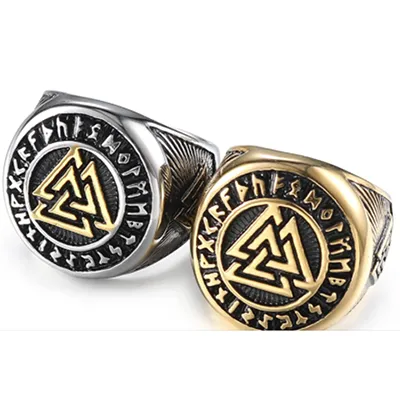 Silver coloured ring with a pattern. Product sold online, in particular via www.lightinthebox.com.