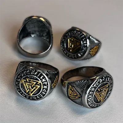 Silver coloured ring with a pattern. Product sold online, in particular via www.lightinthebox.com.