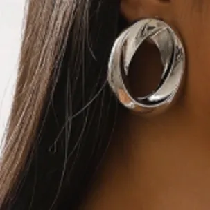 Gold plated earrings. Product sold online, in particular via www.lightinthebox.com