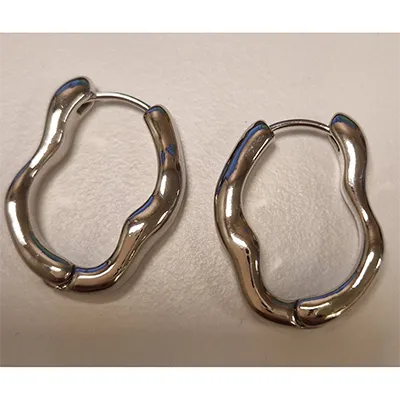 Silver-coloured earrings. Product sold online, in particular via AliExpress.