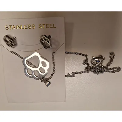 Jewellery set, including silver-coloured earstuds and necklace in the shape of a paw. Product sold online, in particular via AliExpress.