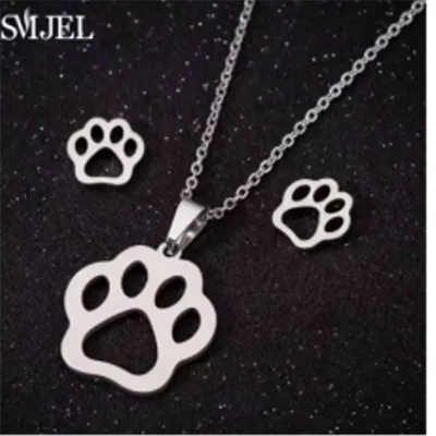 Jewellery set, including silver-coloured earstuds and necklace in the shape of a paw. Product sold online, in particular via AliExpress.