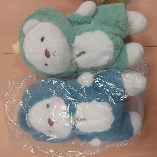 Set of white teddy bear soft toys, one wearing a removable outfit. Product sold online in particular via TikTok