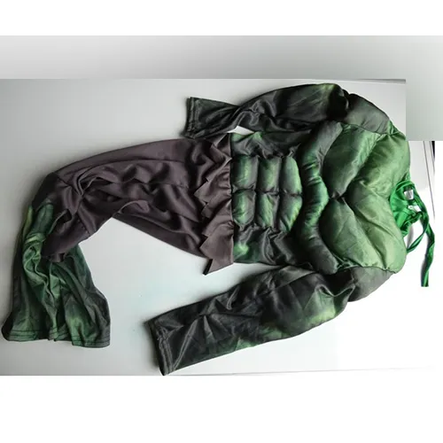Fancy-dress costume in green representing Hulk, composed of a one-piece suit with padded torso and biceps and a rigid plastic mask with an elastic band. Product sold online, in particular via AliExpress (unique product identifier: 1005008419344706).