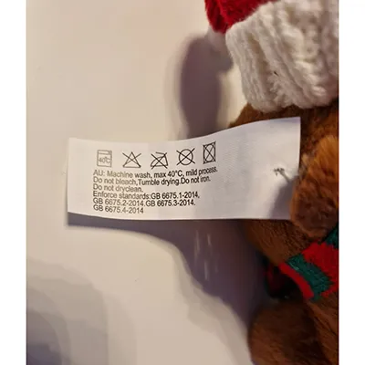 Soft toy in the shape of a capybara with a scarf, a Christmas hat and a keyring. Product sold online, in particular via SHEIN (Unique identifier: sl25090928921762626).