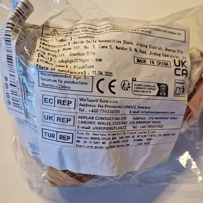 Soft toy in the shape of a capybara with a scarf, a Christmas hat and a keyring. Product sold online, in particular via SHEIN (Unique identifier: sl25090928921762626).