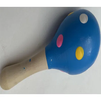 Wooden toy rattle, 11 cm long, with bright colours on top. Product sold online, in particular via Wish.