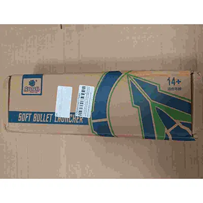 Plastic toy air gun in white, blue and black, with a pair of goggles, a cardboard target, four shells and ten grey foam bullets with blue suction cups. Product sold online, in particular via AliExpress (unique product identifier: 1005009914110938).