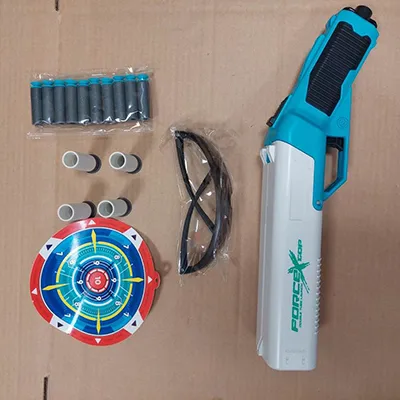 Plastic toy air gun in white, blue and black, with a pair of goggles, a cardboard target, four shells and ten grey foam bullets with blue suction cups. Product sold online, in particular via AliExpress (unique product identifier: 1005009914110938).