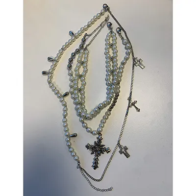 Silver necklace with pearls and crosses. Product sold online, in particular via Amazon.