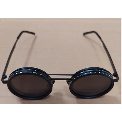 Sunglasses with adjustable homogeneous polarised filters, intended for adults. Product sold online, in particular via AliExpress.