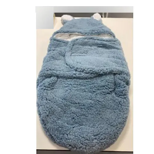 Blue and white fluffy baby sleeping bag. Product sold online, in particular via www.roseandcolifestyle.com.