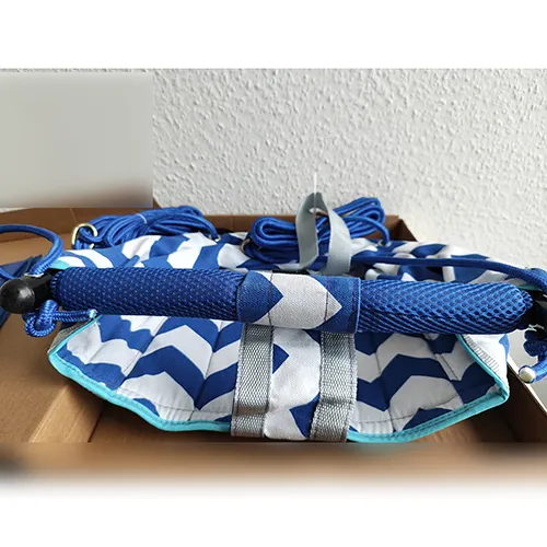 Blue-white textile swing for children under three years of age. Product sold online, in particular via Amazon (ASIN: B0D3HM6TDV).