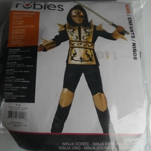 Ninja costume intended for children aged 3-4, consisting of a hooded shirt, trousers, a belt and a mask. Product sold online, in particular via Shein.