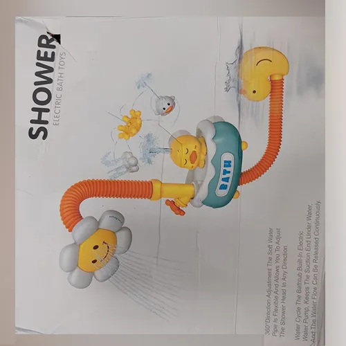 Duck-shaped battery-operated bath toy. The toy allows water to be drawn and sprayed via a flower-shaped shower head. Different water projection modes can be selected using a switch. It has three unmounted and loose suction cups. Product sold online, in particular via AliExpress.