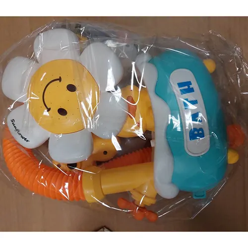 Duck-shaped battery-operated bath toy. The toy allows water to be drawn and sprayed via a flower-shaped shower head. Different water projection modes can be selected using a switch. It has three unmounted and loose suction cups. Product sold online, in particular via AliExpress.