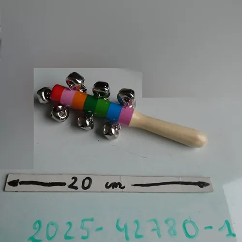 Wooden toy rattle with metal bells, painted in various colours and varnished. Product sold online, in particular via www.les-jeux-montessori.com.
