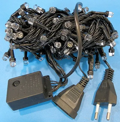 String-shaped decorative lighting chain with an 8-function flashing unit and with a socket-outlet for expanding the lighting chain with additional members. Technical data: 220-240 V, 50Hz/60Hz, 11 W, Class 0.