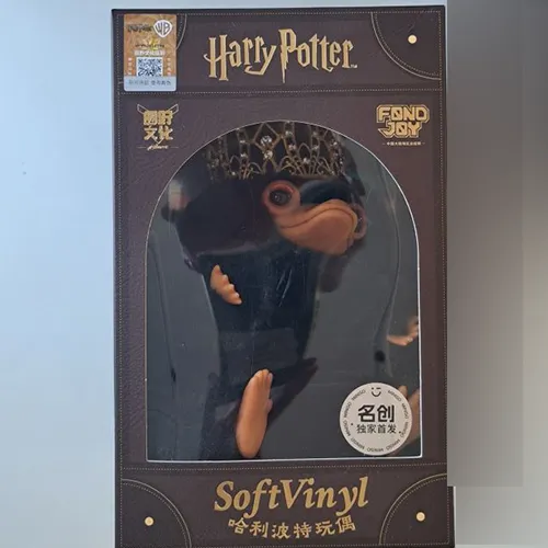 Soft toy, in the shape of a Niffler creature, with a gold-finish crown and a beaded necklace. Product sold online, in particular via Shein.
