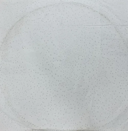 White sky lantern. The fuel for the flame heating the air can be a solid, liquid or gas. Dimensions: 38 x 70 x 102 cm. Product sold online, in particular via www.derhochze