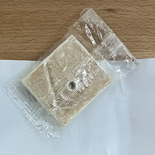 White sky lantern. The fuel for the flame heating the air can be a solid, liquid or gas. Dimensions: 38 x 70 x 102 cm. Product sold online, in particular via www.derhochze