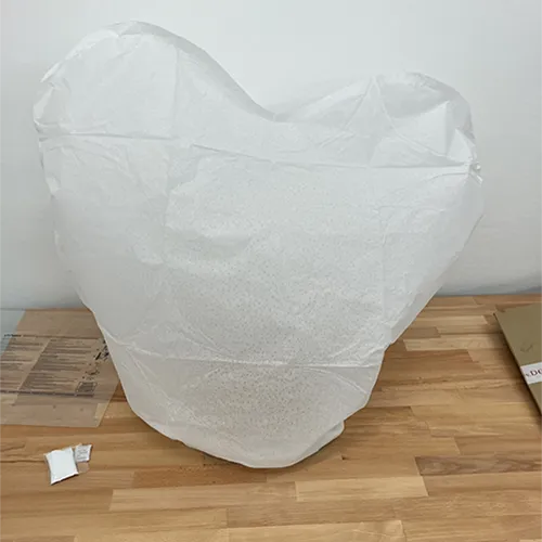 White sky lantern. The fuel for the flame heating the air can be a solid, liquid or gas. Dimensions: 38 x 70 x 102 cm. Product sold online, in particular via www.derhochze