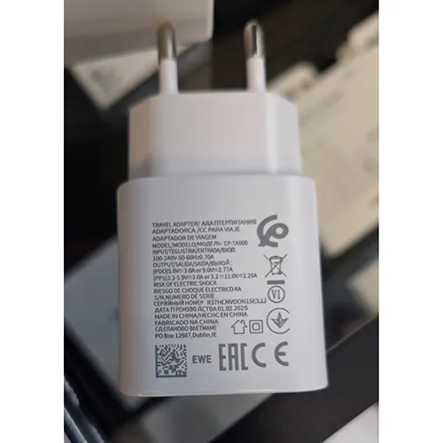 White travel adaptor. Product sold online, in particular via www.szupitokok.hu.