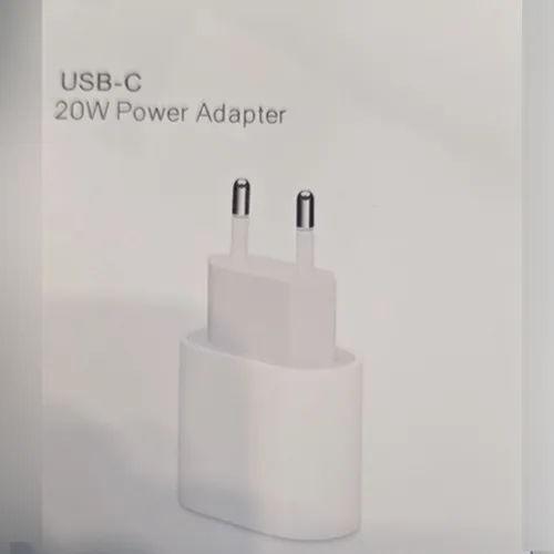 White USB power adaptor. Product sold online, in particular via szupitokok.hu.