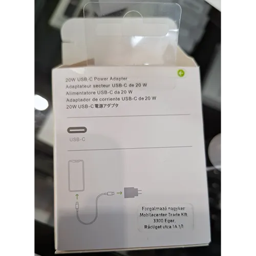 White USB power adaptor. Product sold online, in particular via szupitokok.hu.