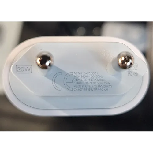 White USB power adaptor. Product sold online, in particular via szupitokok.hu.