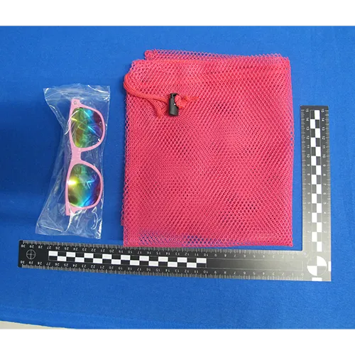 Plastic toy set intended for the beach consisting of 31 parts including a foldable bucket, set of cutlery (knives, forks and spoons), a net, sunglasses, a watering can, five tools, two plates and 17 moulds. Product sold online, in particular via Amazon (ASIN B0DSVW25YQ).