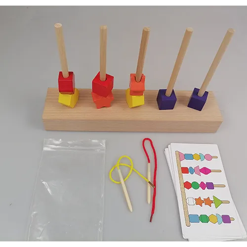 Wooden bead sequencing toy set consisting of colourful wooden shapes. Product sold online, in particular via Temu.