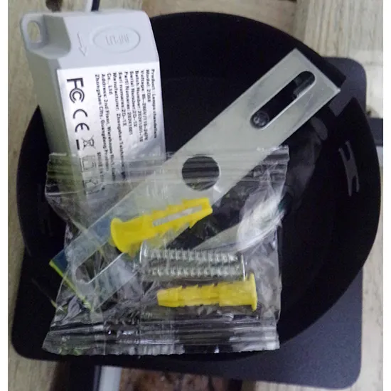 Class II fixed lamp with a metal body. Product sold online, in particular via TEMU (unique identifier:  601104821959745).