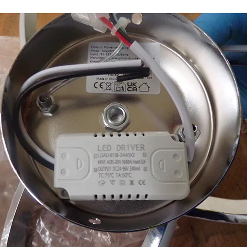 Lighting fixture with a metal body. Product sold online, in particular via TEMU (unique identifier: 601104599754293).