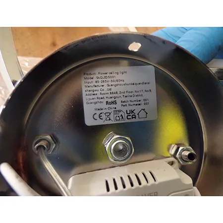 Lighting fixture with a metal body. Product sold online, in particular via TEMU (unique identifier: 601104599754293).
