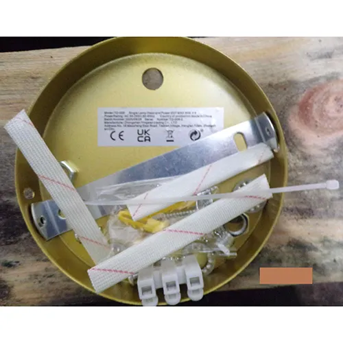 Lighting fixture with a metal body. Product sold online, in particular via TEMU (unique identifier: 601100144755812).