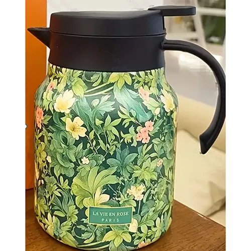 Vacuum flask (with various designs, e.g. plant motif and the words ‘La vie en rose Paris’ on the body), black upper part (lid and handle), approximately 1 000 ml, built-in metal filter. Product sold online, in particular via TEMU (unique identifier: 601100047842666).
