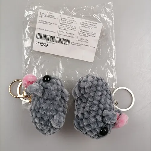 Soft toy with key ring. Dimensions: Width: 7 cm, diameter: 3.5 cm, length: 8 cm. Product sold online, in particular via Amazon (ASIN: B0DPKSF5C20).